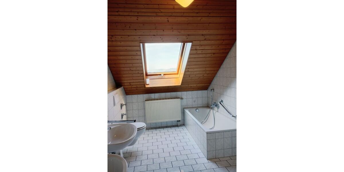 Stilvolle, neuwertige 3-Zimmer-DG-Wohnung mit Balkon und Einbauküche - Appartement Baindt Schachen | Angebot:26633728