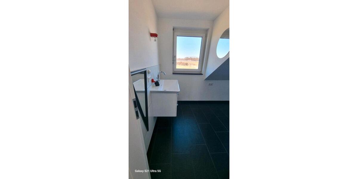 Dachgeschoßwohnung Friedrichshafen - 3.5 Zimmer, 76 m&sup2;, 1.200&euro; | Angebot:26423346