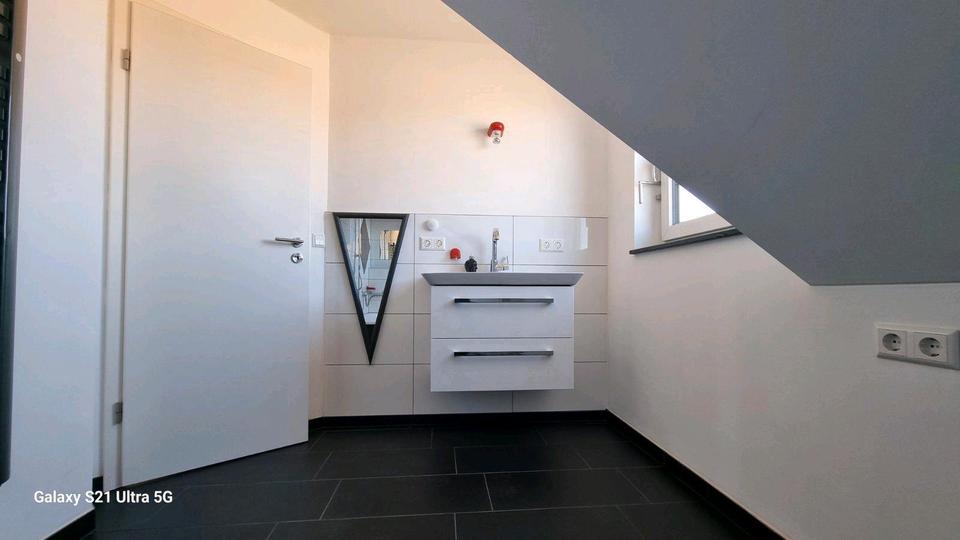 Dachgeschoßwohnung Friedrichshafen - 3.5 Zimmer, 76 m&sup2;, 1.200&euro; | Angebot:26423346