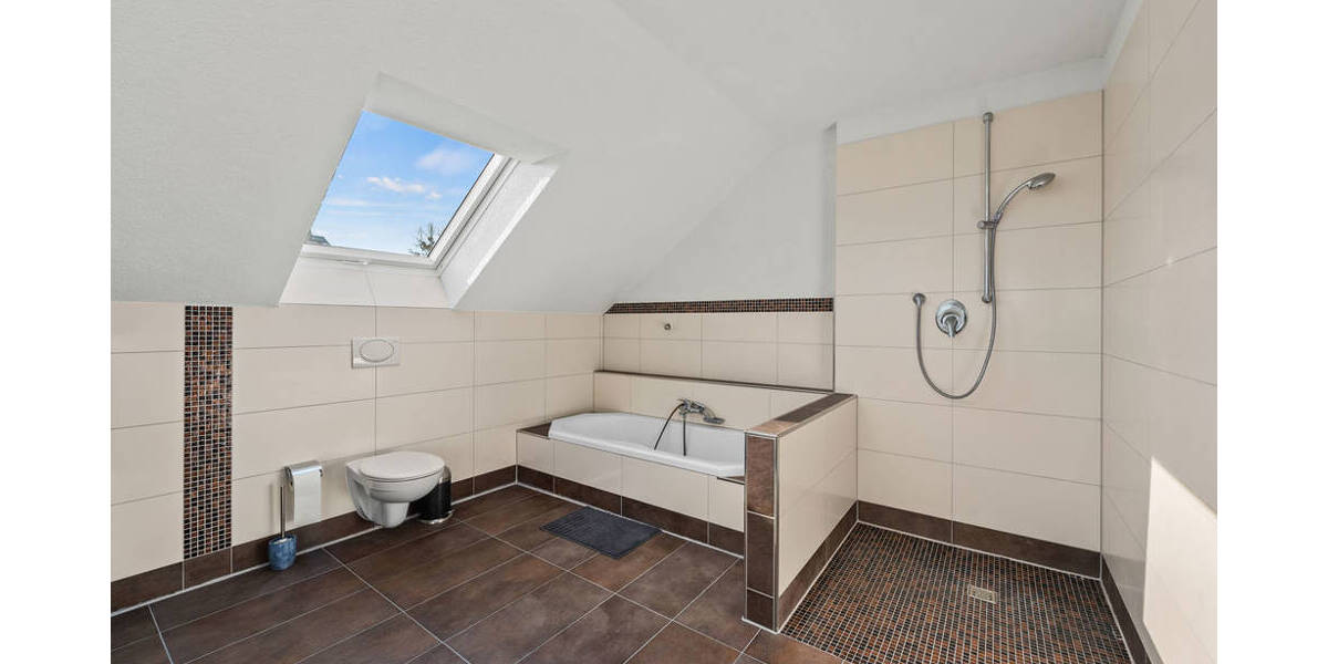 Einfamilienhaus Berg Vorberg - 7 Zimmer, 237 m&sup2;, 1.090.000&euro; | Angebot:25663671